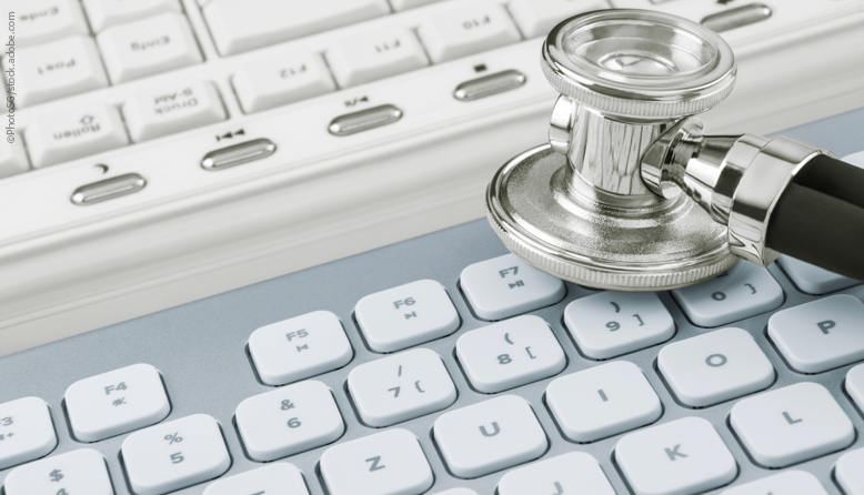 Foto einer Computertastatur auf der ein Stethoskop abgelegt ist