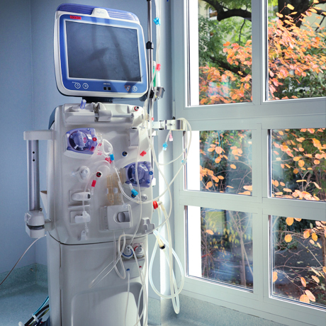 Foto eines Hämodialysegeräts, das in einem Raum an einem Fenster steht
