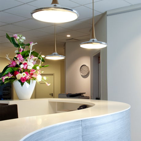 Foto des Empfangstresens im Dialyse-Zentrum Dresden, auf dem Tresen steht ein Blumenstrauß